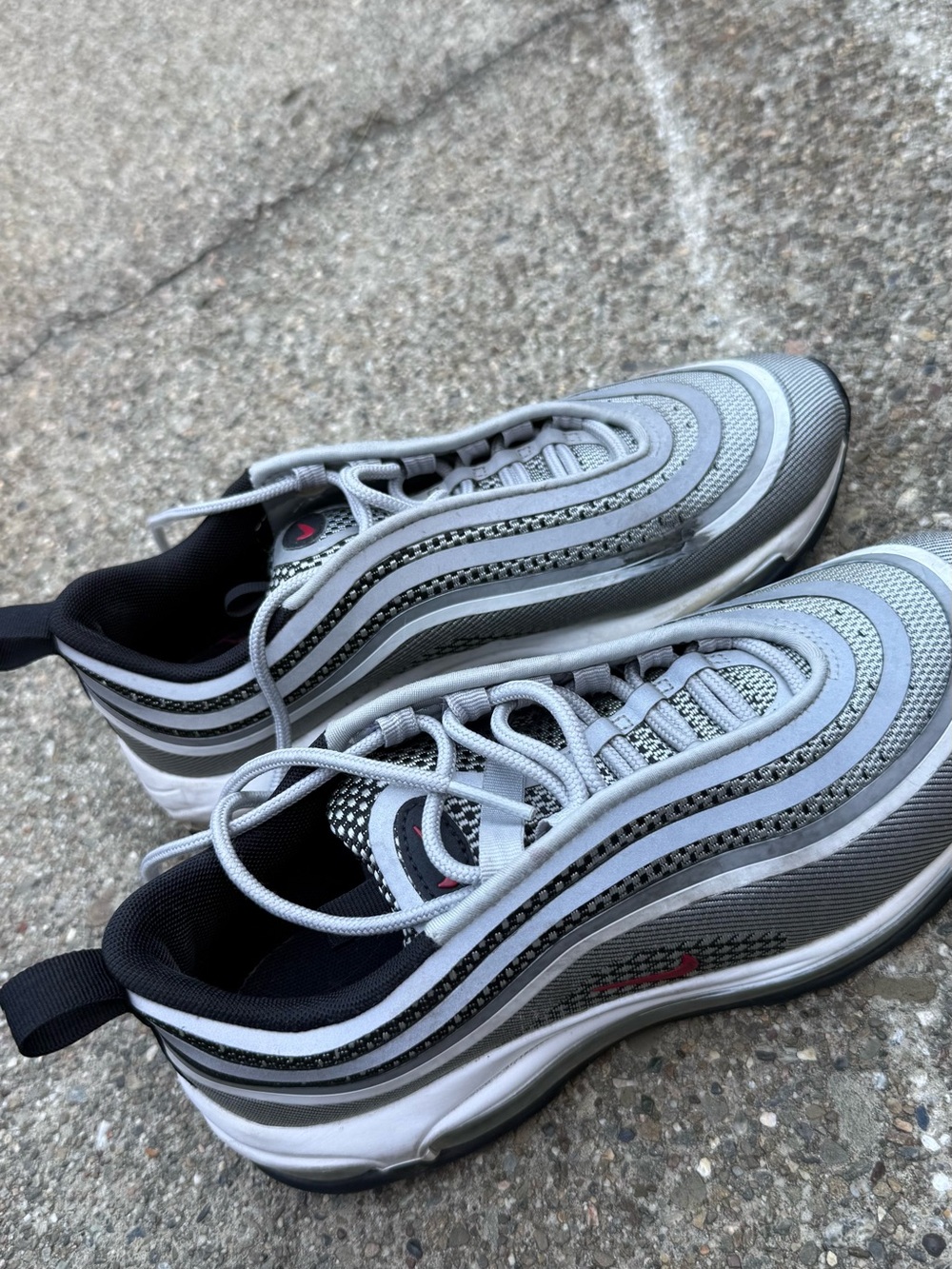 Nike Silver Gray and Black Wave-Pattern Sneakers